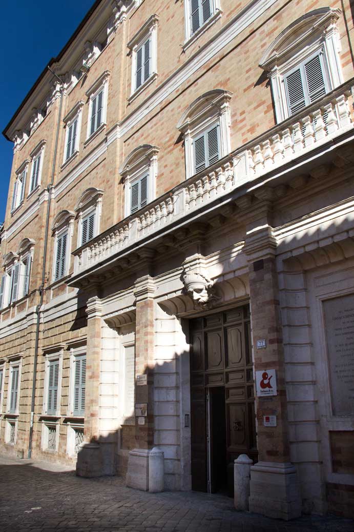 La facciata settecentesca di Palazzo Torri a Macerata